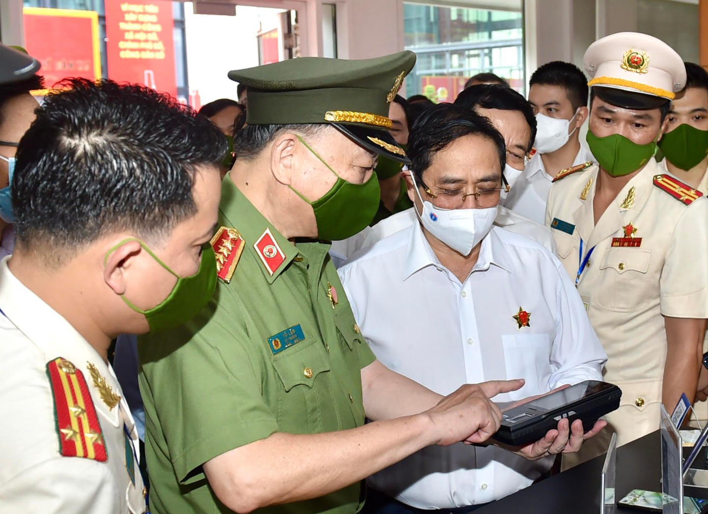 Thủ tướng Phạm Minh Chính cùng các đại biểu thăm quan khu vực trưng bày của trung tâm nghiên cứu ứng dụng dữ liệu dân cư và CCCD - Ảnh: Nhật Bắc Thủ tướng Phạm Minh Chính cùng các đại biểu thăm quan khu vực trưng bày của trung tâm nghiên cứu ứng dụng dữ liệu dân cư và CCCD - Ảnh: Nhật Bắc