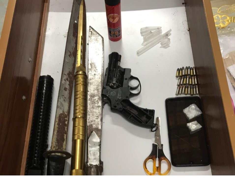 Số vũ khí và ma túy thu giữ tại nhà đối tượng