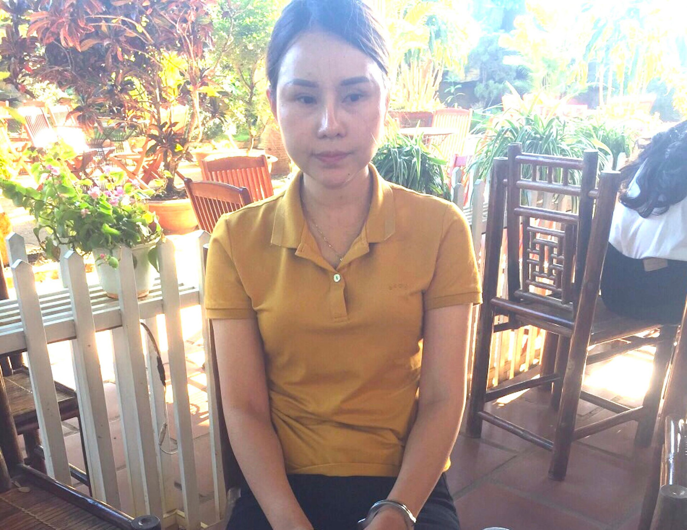 Đối tượng Nguyễn Thị Thảo thời điểm bị bắt quả tang nhận tiền "chạy án". Ảnh: Công an tỉnh Gia Lai