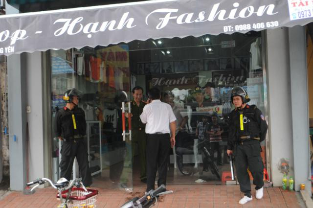 Chiều cùng ngày, công an tiến hành khám nhà ba chủ sới bạc