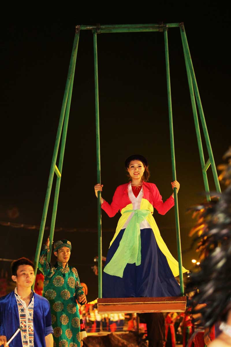 Đêm hội không thể thiếu các màn biểu diễn mang đậm tính truyền thống như đu tiên, đấu vật, chọi gà..