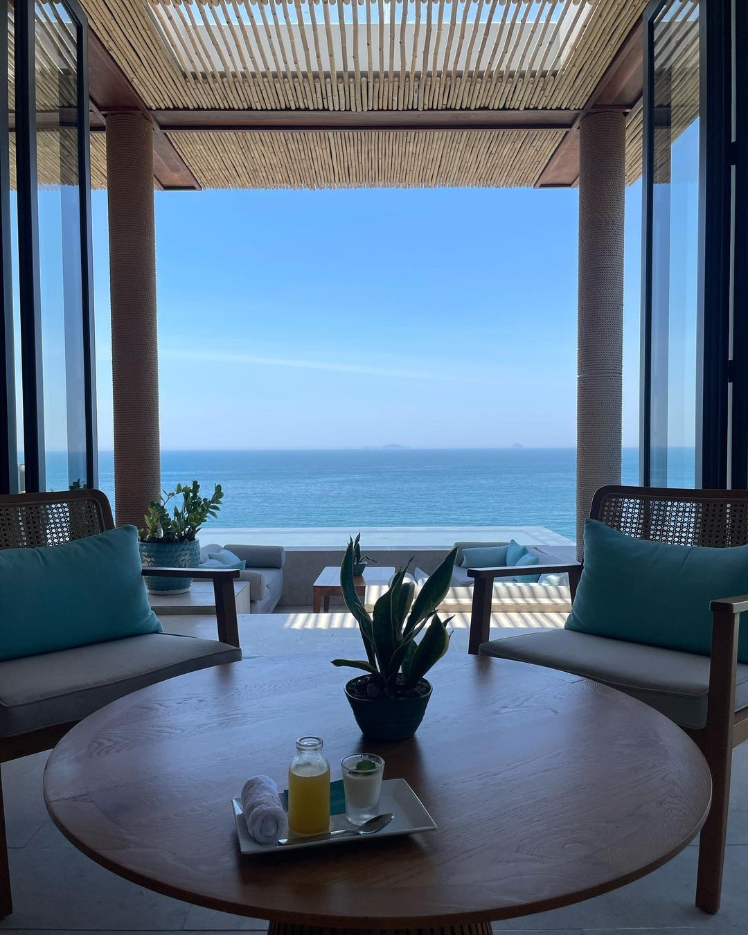 Vài tiếng trước đó, Sohee chia sẻ ảnh chụp không gian sang chảnh và tầm nhìn ra biển tuyệt đẹp tại resort. "Kỳ nghỉ mùa hè", cô viết, như để thông báo vừa có mặt tại Nha Trang.