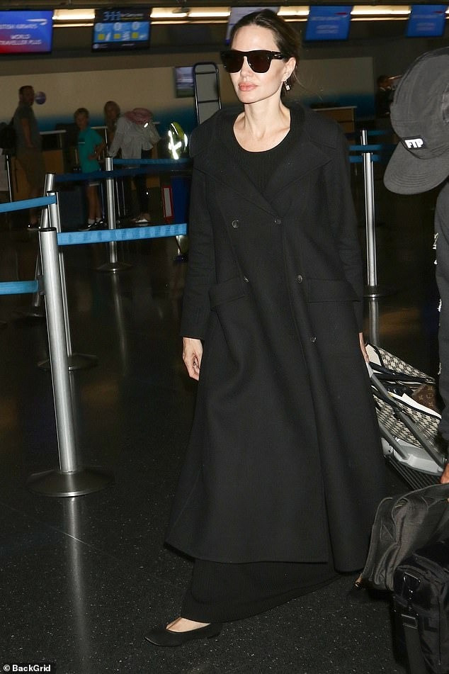 Về phía Angelina Jolie, thời gian gần đây, cô thường xuyên mặc trang phục đen mỗi lần lộ diện trước công chúng. Màu sắc này được đánh giá phù hợp với nữ đạo diễn.