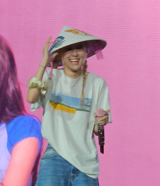 Cận cảnh chiếc nón lá được Rosé đội ở Las Vegas. Ảnh: Twitter.