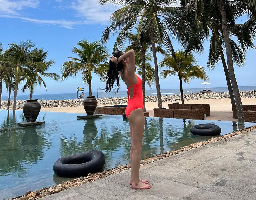 Ngày 16/8, Sohee đăng lên trang Instagram cá nhân loạt ảnh chụp trong chuyến du lịch ở Nha Trang. Trong ảnh, nữ idol mặc áo tắm liền thân màu đỏ neon khoe dáng nuột bên bể bơi trong resort 5 sao.