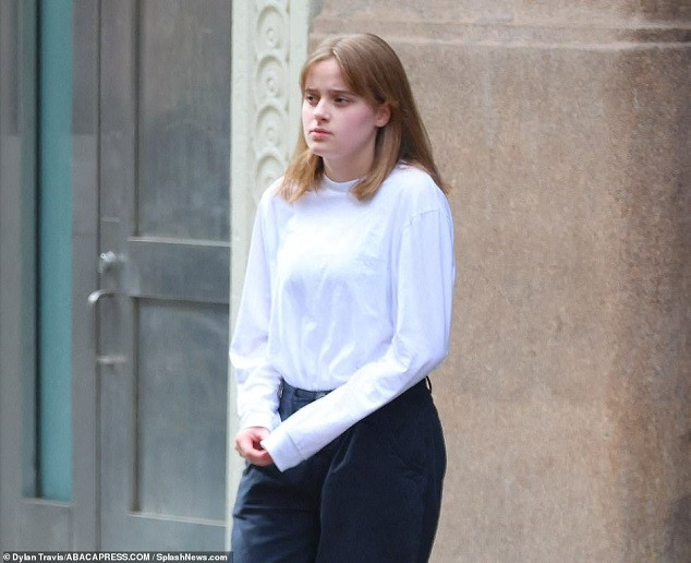 “Viv làm tôi nhớ đến mẹ tôi (Marsheline Bertrand) ở chỗ bà không tập trung vào việc trở thành trung tâm của sự chú ý mà là người hỗ trợ cho sáng tạo của người khác. Con bé chu đáo, nghiêm túc với sân khấu và làm việc chăm chỉ để đóng góp nhiều nhất có thể”, đả nữ 7X nói với People. Một nguồn tin tiết lộ Vivienne yêu thích nhạc kịch và được mẹ đưa đi xem từ khi còn bé. Ảnh: SplashNews.