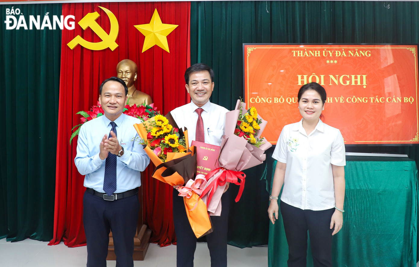 Trưởng ban Tổ chức Thành ủy Nguyễn Đình Vĩnh (bên trái) trao quyết định và Chủ nhiệm Ủy ban Kiểm tra Thành ủy Lê Thị Mỹ Hạnh (bên phải) tặng hoa chúc mừng đồng chí Huỳnh Văn Nhạn. Ảnh: NGỌC PHÚ. Trưởng ban Tổ chức Thành ủy Nguyễn Đình Vĩnh (bên trái) trao quyết định và Chủ nhiệm Ủy ban Kiểm tra Thành ủy Lê Thị Mỹ Hạnh (bên phải) tặng hoa chúc mừng đồng chí Huỳnh Văn Nhạn. Ảnh: NGỌC PHÚ.