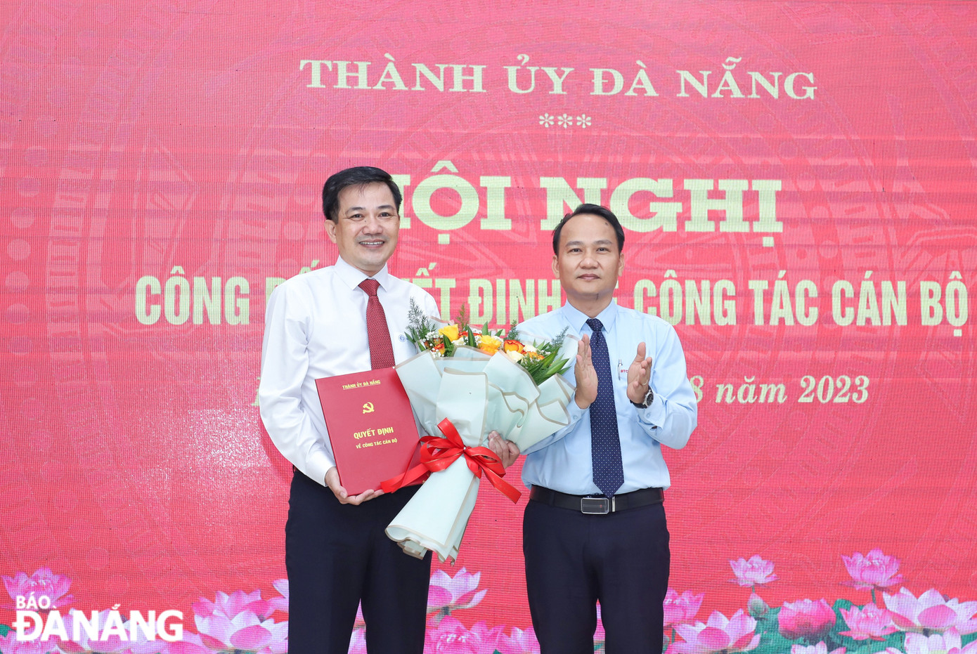 Trưởng ban Tổ chức Thành ủy Nguyễn Đình Vĩnh (bên phải) trao quyết định của Ban Thường vụ Thành ủy điều động ông Huỳnh Văn Nhạn, Phó Bí thư Thường trực Quận ủy Hải Châu đến giữ chức Ủy viên, Phó Chủ nhiệm Ủy ban Kiểm tra Thành ủy. Ảnh: NGỌC PHÚ. Trưởng ban Tổ chức Thành ủy Nguyễn Đình Vĩnh (bên phải) trao quyết định của Ban Thường vụ Thành ủy điều động ông Huỳnh Văn Nhạn, Phó Bí thư Thường trực Quận ủy Hải Châu đến giữ chức Ủy viên, Phó Chủ nhiệm Ủy ban Kiểm tra Thành ủy. Ảnh: NGỌC PHÚ.