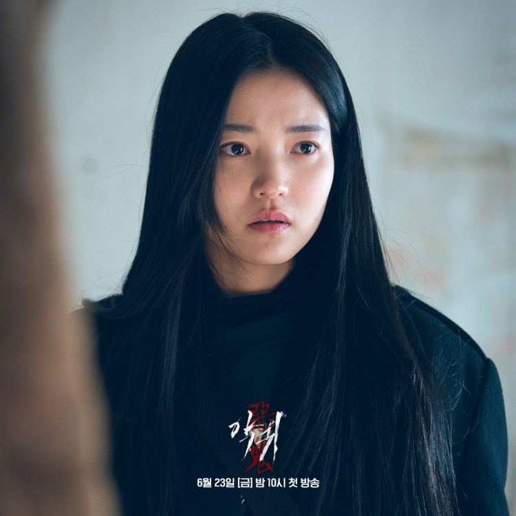 10. Revenant (Ác quỷ): Bộ phim kinh dị kể về cô gái 25 tuổi Goo San Young (Kim Tae Ri) bỗng nhiên bị quỷ ám. Cô cùng với giáo sư đại học Yeom Hae Sang (Oh Jung Se) và trung úy cảnh sát Lee Hong Sae (Hong Kyung) khám phá ra sự thật đằng sau những cái chết bí ẩn liên quan đến các thực thể thể siêu nhiên. 10. Revenant (Ác quỷ): Bộ phim kinh dị kể về cô gái 25 tuổi Goo San Young (Kim Tae Ri) bỗng nhiên bị quỷ ám. Cô cùng với giáo sư đại học Yeom Hae Sang (Oh Jung Se) và trung úy cảnh sát Lee Hong Sae (Hong Kyung) khám phá ra sự thật đằng sau những cái chết bí ẩn liên quan đến các thực thể thể siêu nhiên.