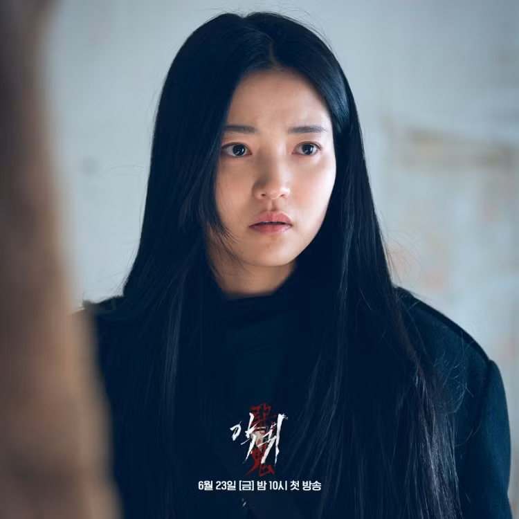 10. Revenant (Ác quỷ): Bộ phim kinh dị kể về cô gái 25 tuổi Goo San Young (Kim Tae Ri) bỗng nhiên bị quỷ ám. Cô cùng với giáo sư đại học Yeom Hae Sang (Oh Jung Se) và trung úy cảnh sát Lee Hong Sae (Hong Kyung) khám phá ra sự thật đằng sau những cái chết bí ẩn liên quan đến các thực thể thể siêu nhiên.