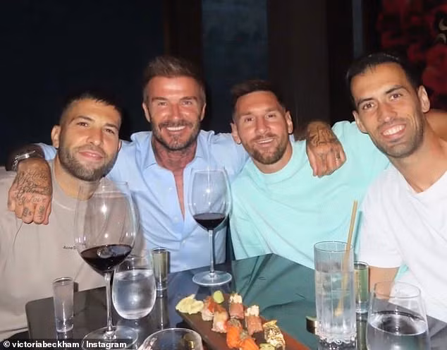 Victoria đăng ảnh chồng cùng các ngôi sao mới trong đội Inter Miami là Alba, Messi và Busquets (từ trái qua). Ảnh: IG.