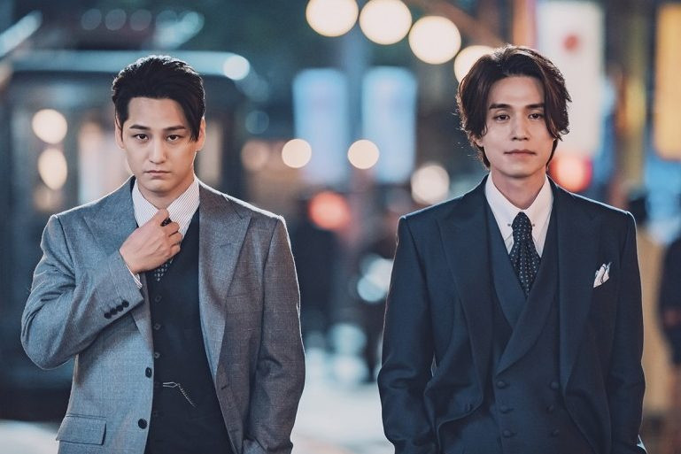 4. Tale of the Nine Tailed 1938 (Bạn trai tôi là hồ ly tinh 1938): Sau thành công của phần một năm 2020, Tale of the Nine Tailed trở lại với phần hậu truyện. Trong phim, sơn thần Lee Yeon (Lee Dong Wook) vì lý do công việc phải du hành thời gian về năm 1938. Tại đây, anh gặp lại em trai đã chết, bạn bè và đối mặt với kẻ thù mới. 4. Tale of the Nine Tailed 1938 (Bạn trai tôi là hồ ly tinh 1938): Sau thành công của phần một năm 2020, Tale of the Nine Tailed trở lại với phần hậu truyện. Trong phim, sơn thần Lee Yeon (Lee Dong Wook) vì lý do công việc phải du hành thời gian về năm 1938. Tại đây, anh gặp lại em trai đã chết, bạn bè và đối mặt với kẻ thù mới.