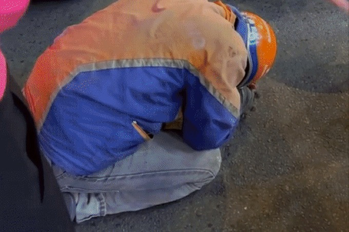 Nam shipper quỳ lạy chủ xe hiệu Porsche sau khi tông vào đuôi chiếc ô tô này (Ảnh cắt từ clip: N.M.T.). Nam shipper quỳ lạy chủ xe hiệu Porsche sau khi tông vào đuôi chiếc ô tô này (Ảnh cắt từ clip: N.M.T.).