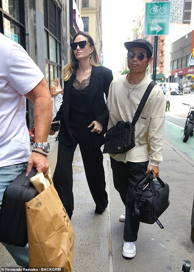 Pax Thiên vẫn áp dụng công thức phối đồ quen thuộc, gồm áo dài tay sáng màu, quần đen, giày thể thao và mũ lưỡi trai. Ngoài túi đeo chéo, thanh niên 20 tuổi xách theo túi đựng máy ảnh và các thiết bị khác liên quan đến niềm đam mê nhiếp ảnh của cậu. Ảnh: Backgrid.