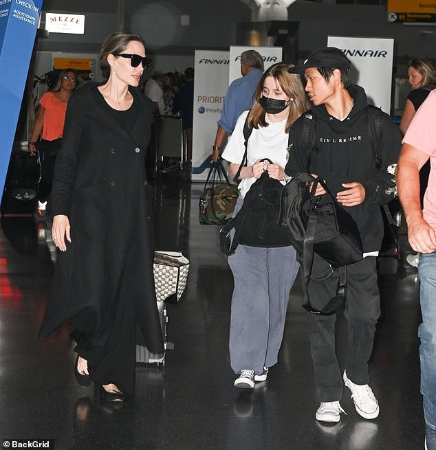 Trước đó, Pax Thiên có nhiều đóng góp trên phim trường First They Killed My Father (2017) ở Campuchia và Without Blood (quay năm 2022). Angelina đánh giá cao năng lực làm việc của con trai gốc Việt. Ảnh: Backgrid.