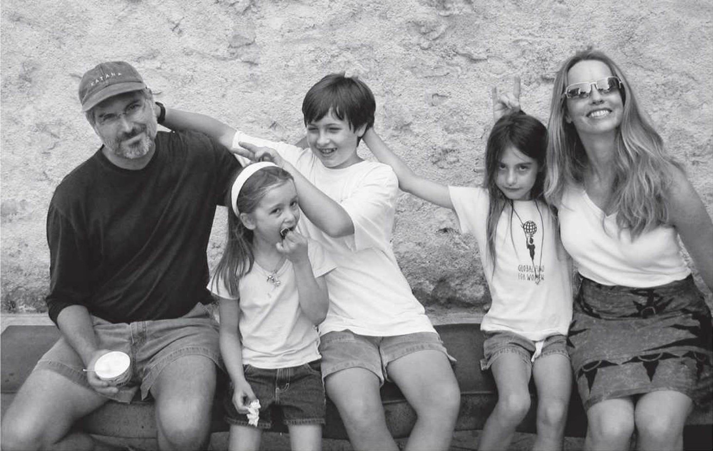 Steve với vợ và 3 con chung trong chuyến du lịch tới Ravello, Italy, năm 2003. Ảnh: stevejobsphotos.blogspot.com.