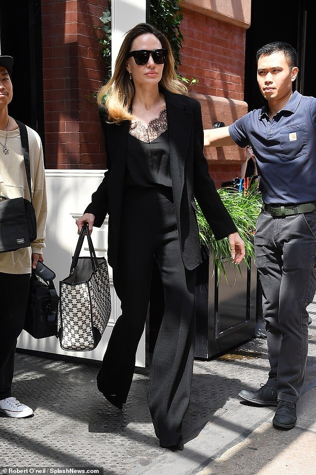 Nữ diễn viên By The Sea trông thanh lịch và thời trang khi xuất hiện trong bộ đồ toàn màu đen, từ quần áo đến phụ kiện. Trong đó, chiếc áo hai dây ren đến từ thương hiệu Givenchy có giá 505 bảng Anh (15,3 triệu đồng). Ảnh: SplashNews.