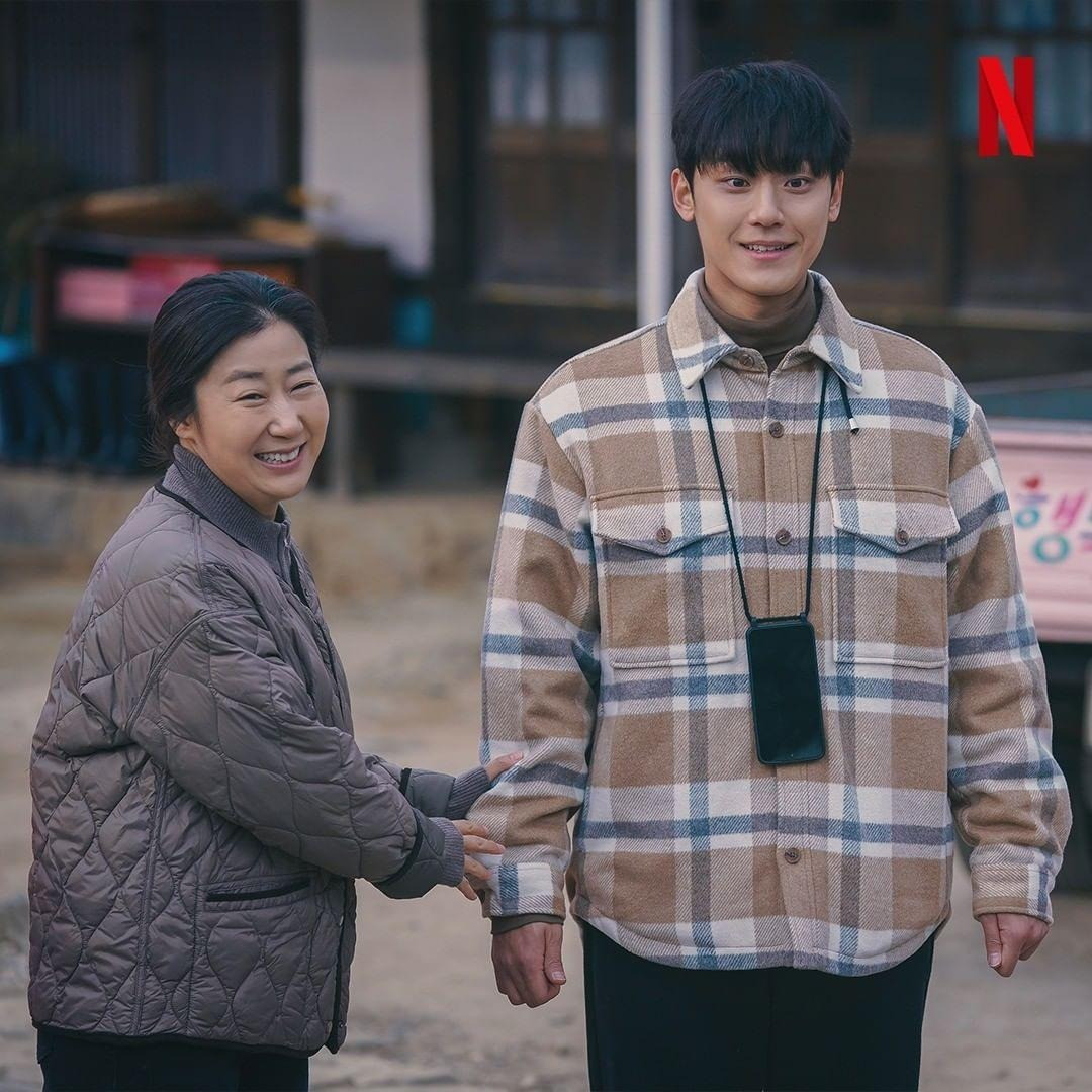 2. The Good Bad Mother (Người mẹ tồi của tôi): Một vụ tai nạn thảm khốc khiến công tố viên đầy tham vọng trở nên như trẻ con. Anh được người mẹ vốn đã từ mặt đưa về quê chăm sóc và hành trình hàn gắn mối quan hệ giữa hai mẹ con bắt đầu. 2. The Good Bad Mother (Người mẹ tồi của tôi): Một vụ tai nạn thảm khốc khiến công tố viên đầy tham vọng trở nên như trẻ con. Anh được người mẹ vốn đã từ mặt đưa về quê chăm sóc và hành trình hàn gắn mối quan hệ giữa hai mẹ con bắt đầu.