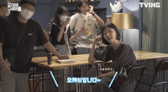 Ahn Bo Hyun bị chỉ trích vì bắt nữ nhân viên cầm kịch bản cho anh đọc trong khi hai tay rảnh rang. Ahn Bo Hyun bị chỉ trích vì bắt nữ nhân viên cầm kịch bản cho anh đọc trong khi hai tay rảnh rang.