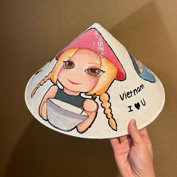 Cận cảnh chiếc nón lá được Rosé đội ở Las Vegas. Ảnh: Twitter.