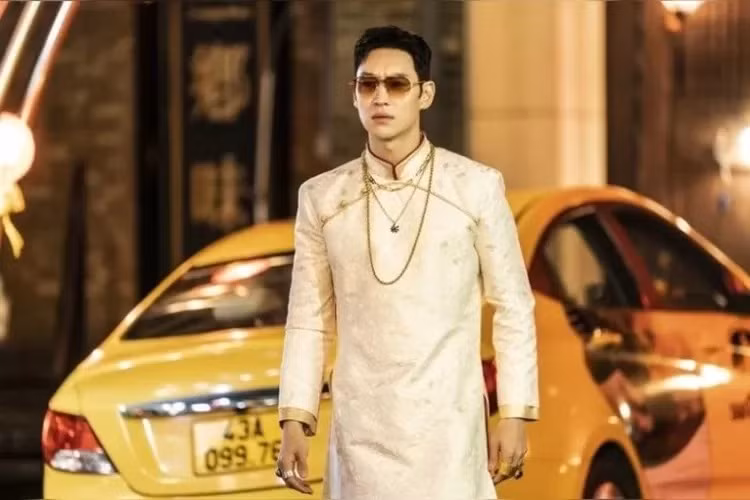 3. Taxi Driver 2 (Ẩn danh 2): Dựa trên webtoon nổi tiếng, phim kể về hãng taxi bí ẩn mang tên Rainbow Taxi – dịch vụ thực thi công lý dưới mác công ty vận chuyển. Cuối phần một, nhóm tan rã. Tuy nhiên, vì một vụ nguy hiểm ở Việt Nam, những người trong công ty tập hợp lại trong phần 2 để tiếp tục sứ mệnh giúp đỡ những khách hàng bất lực.