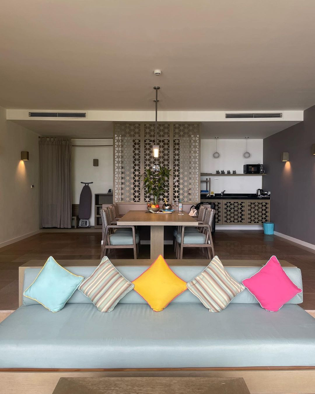 Vài tiếng trước đó, Sohee chia sẻ ảnh chụp không gian sang chảnh và tầm nhìn ra biển tuyệt đẹp tại resort. "Kỳ nghỉ mùa hè", cô viết, như để thông báo vừa có mặt tại Nha Trang.