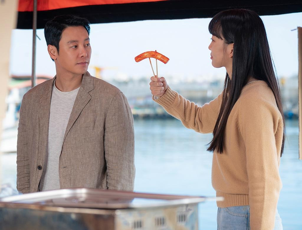 7. My Perfect Stranger (Người lạ hoàn hảo): Phim mô tả chuyến du hành thời gian về năm 1987 của một phát thanh viên tin tức cuối tuần và nhân viên công ty xuất bản. Trong khi người trước cố gắng giải quyết vụ án giết người hàng loạt và người sau cố gắng ngăn cha mẹ cô kết hôn, cả hai nhận ra rằng những mục tiêu dường như không liên quan của họ có mối liên hệ với nhau. 7. My Perfect Stranger (Người lạ hoàn hảo): Phim mô tả chuyến du hành thời gian về năm 1987 của một phát thanh viên tin tức cuối tuần và nhân viên công ty xuất bản. Trong khi người trước cố gắng giải quyết vụ án giết người hàng loạt và người sau cố gắng ngăn cha mẹ cô kết hôn, cả hai nhận ra rằng những mục tiêu dường như không liên quan của họ có mối liên hệ với nhau.