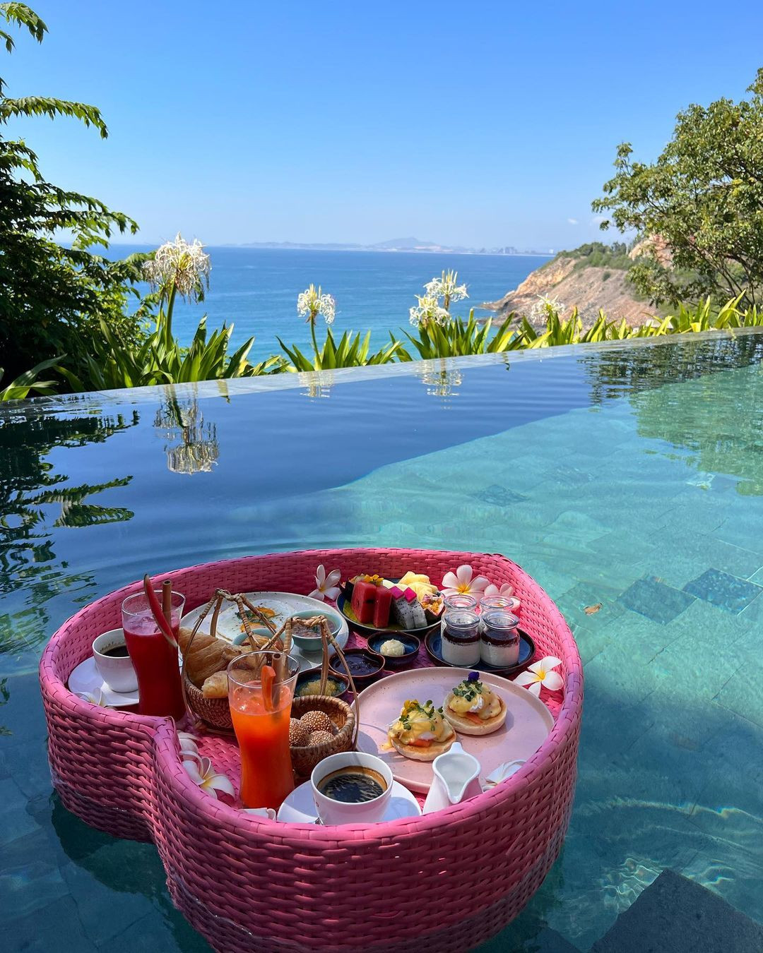 Vài tiếng trước đó, Sohee chia sẻ ảnh chụp không gian sang chảnh và tầm nhìn ra biển tuyệt đẹp tại resort. "Kỳ nghỉ mùa hè", cô viết, như để thông báo vừa có mặt tại Nha Trang.