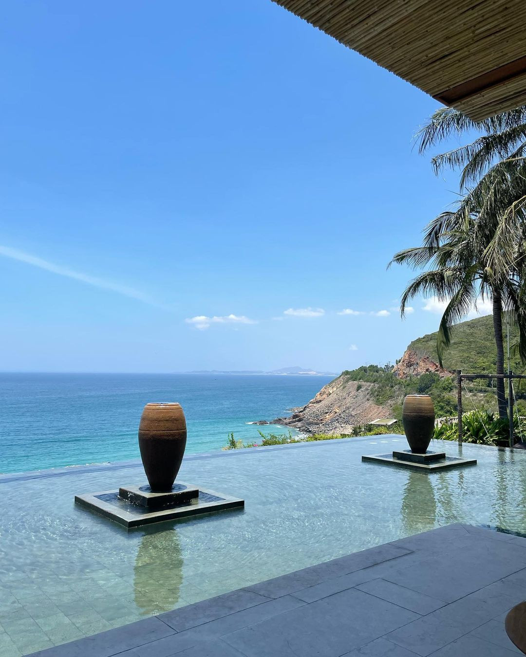 Vài tiếng trước đó, Sohee chia sẻ ảnh chụp không gian sang chảnh và tầm nhìn ra biển tuyệt đẹp tại resort. "Kỳ nghỉ mùa hè", cô viết, như để thông báo vừa có mặt tại Nha Trang.