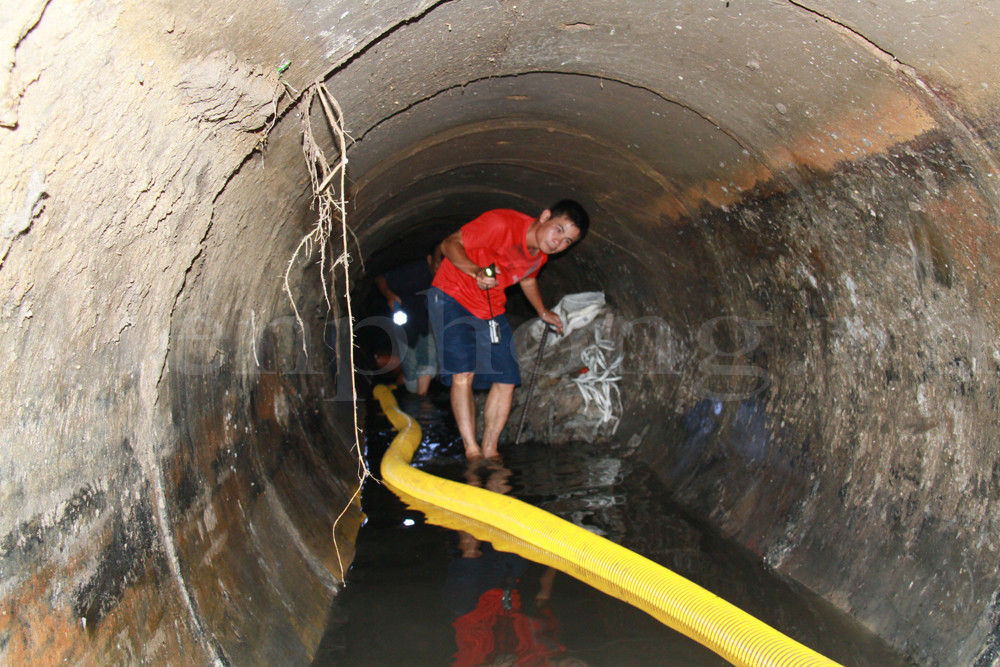 Nhân viên kỹ thuật quản lý của đội sẽ kiểm tra công việc sau khi hoàn thành. Ảnh: Trường Phong
