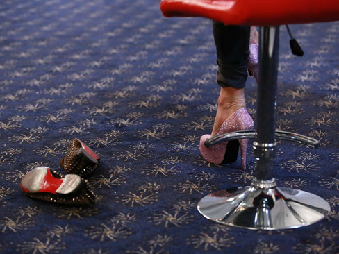 Sau đó đôi giày cũng đã trở về chân của cố chủ