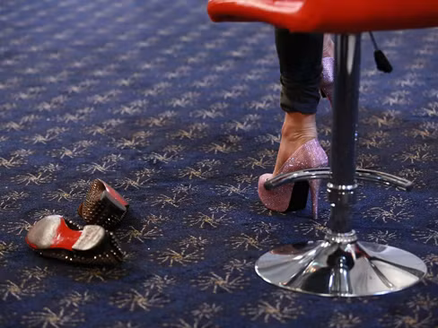 Sau đó đôi giày cũng đã trở về chân của cố chủ