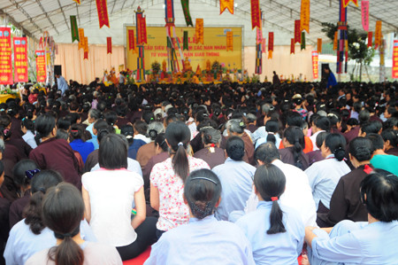 Đông đảo người thân các nạn nhân bị tử vong vì tai nạn giao thông dự lễ bên ngoài hội trường