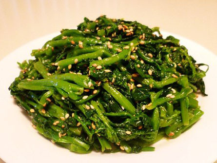 Đơn giản chỉ cần trộn cải xoong luộc cùng dầu mè và vừng rang là bạn đã có một món trộn ngon miệng