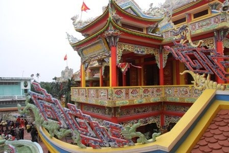 Một góc mái tô chạm cầu kỳ của biệt phủ