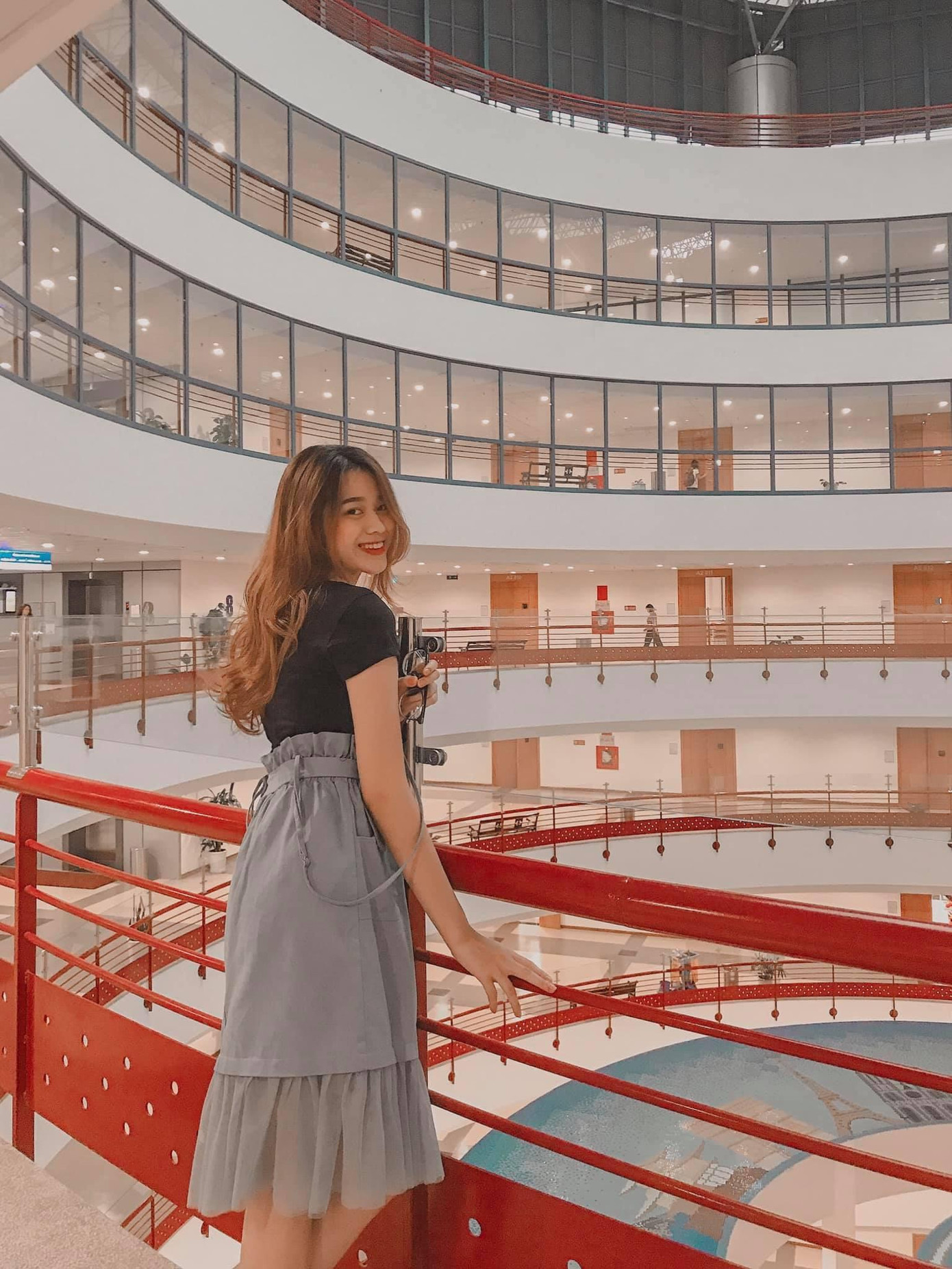 Cô nàng diện áo phông cùng chân váy công chúa check-in ở Trường ĐH Kinh tế Quốc dân.