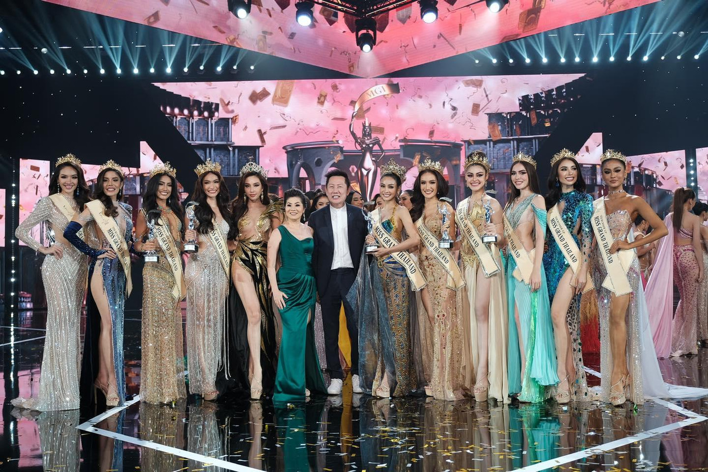 Đôi chân thon dài của Thùy Tiên gây ấn tượng mạnh với người hâm mộ và giúp cô trở nên quyến rũ hơn giữa dàn người đẹp xứ chùa Vàng.