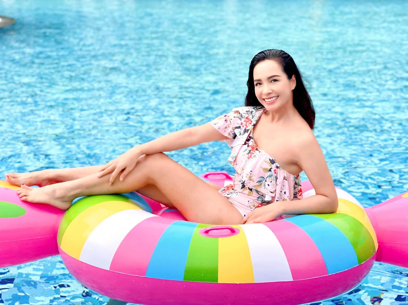 Thuý Hạnh không ngại tiết lộ bí quyết giảm cân của cô là kết hợp ăn theo chế độ dinh dưỡng hợp lý và đi bộ 10.000 bước mỗi ngày.