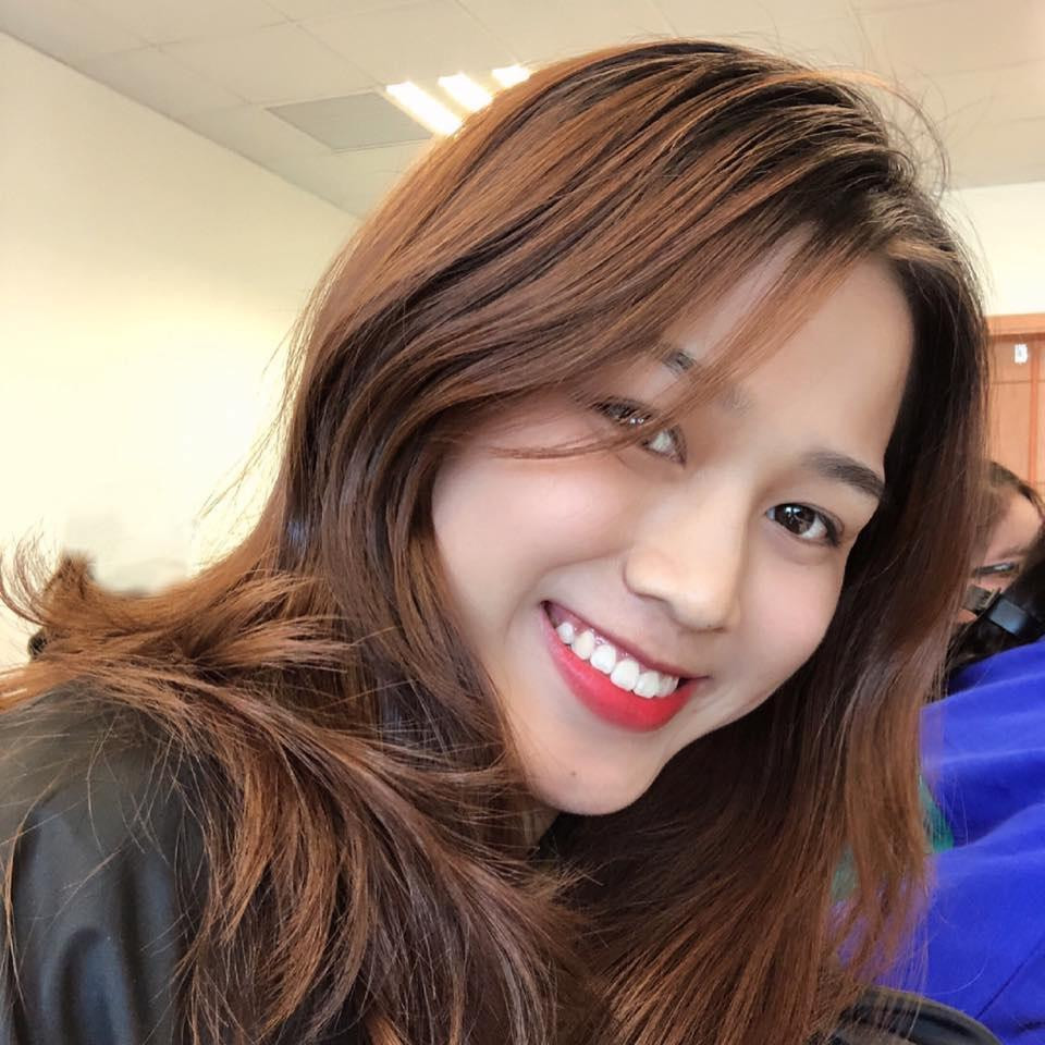 Có thể thấy, Hoa hậu Đỗ Thị Hà diện đồ khá đơn giản khi lên giảng đường nhưng cũng rất cá tính và trẻ trung đúng độ tuổi.