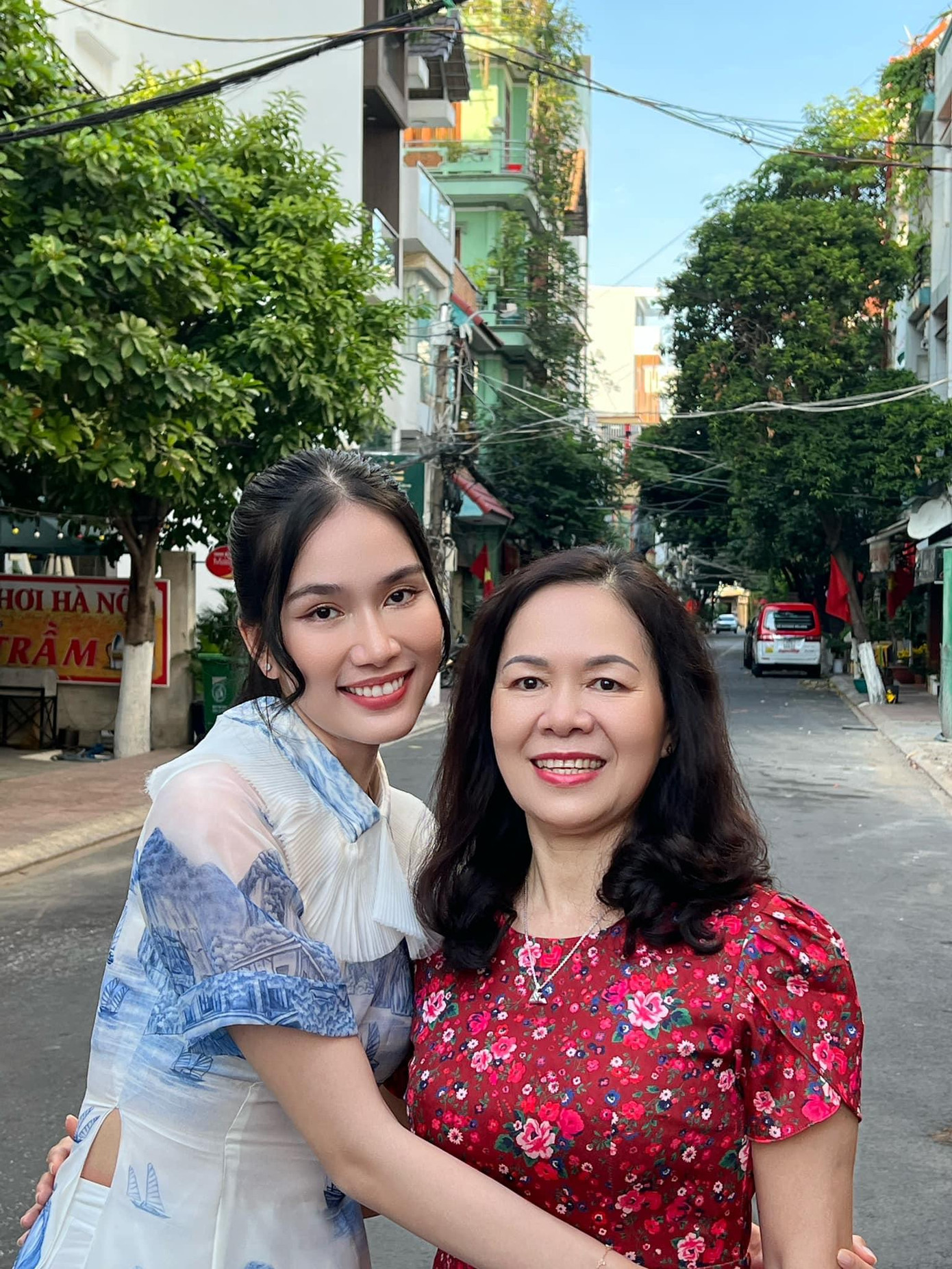 Á hậu Phương Anh và mẹ.