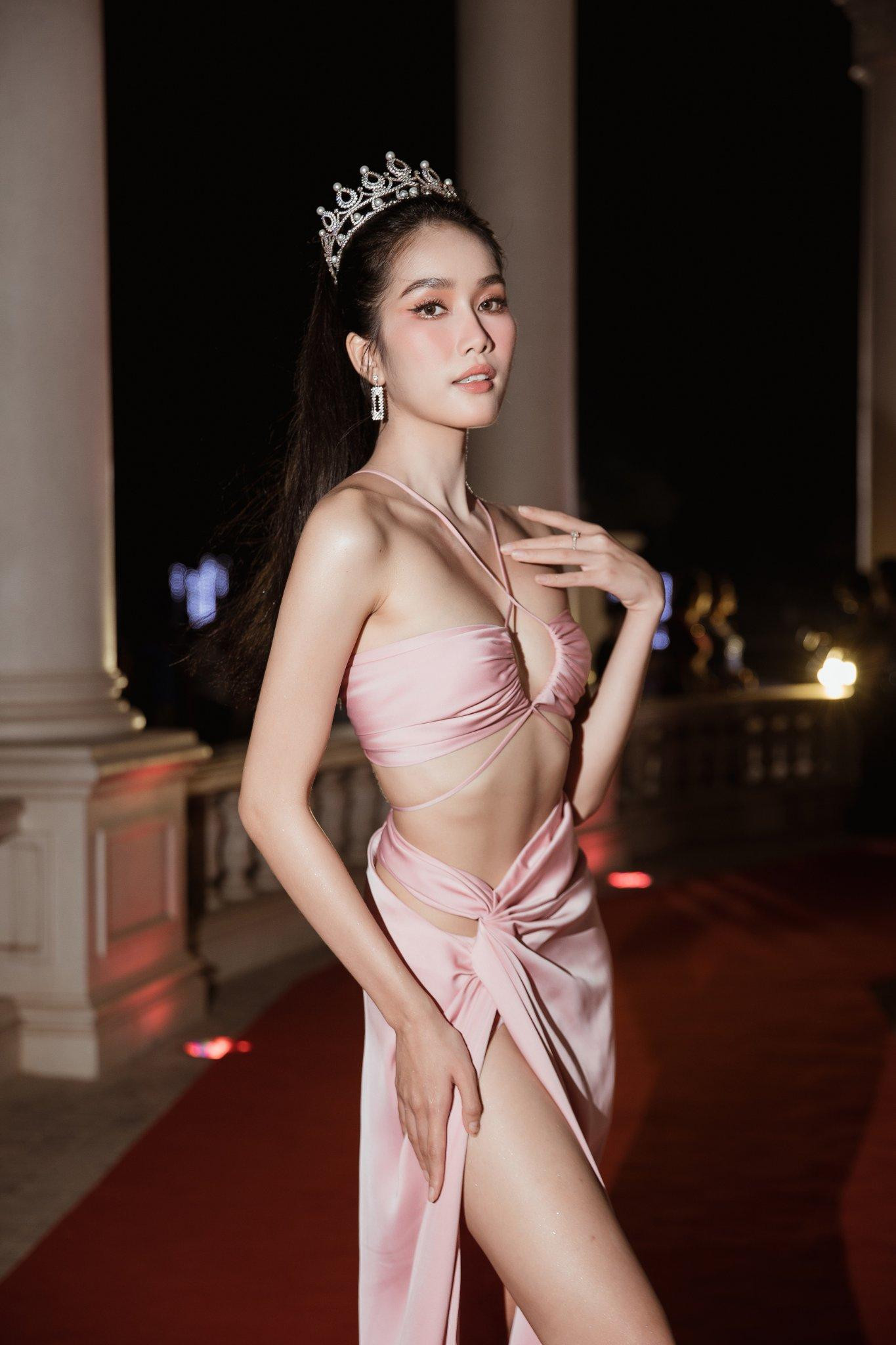 Phương Anh tiết lộ thêm, hiện các nhà thiết kế đang bắt tay để thực hiện những bộ trang phục cho cô tại Hoa hậu Quốc tế 2022.