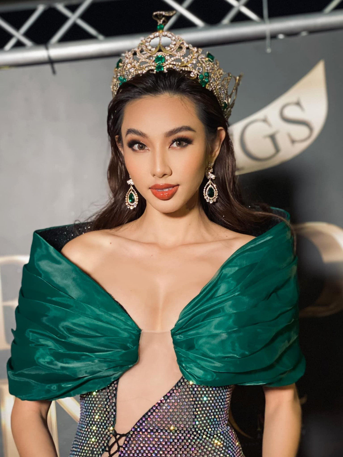 Tham dự Chung kết Miss Grand Spain 2022, Thùy Tiên diện váy cắt xẻ khoe vòng một nóng bỏng.