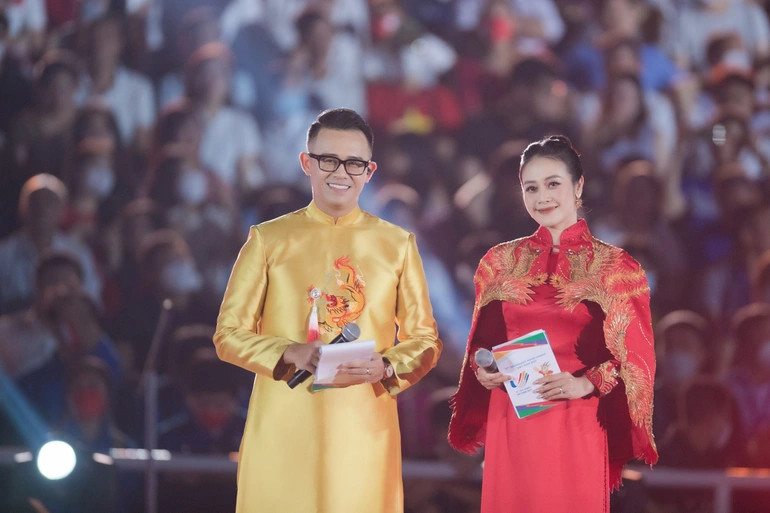 MC Đức Bảo và MC Phí Linh. MC Đức Bảo và MC Phí Linh.