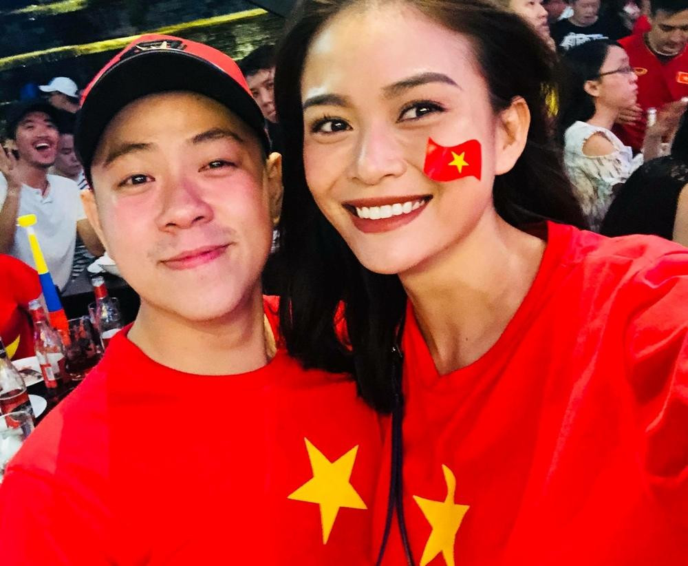 Á hậu Mâu Thuỷ xuống đường "đi bão".