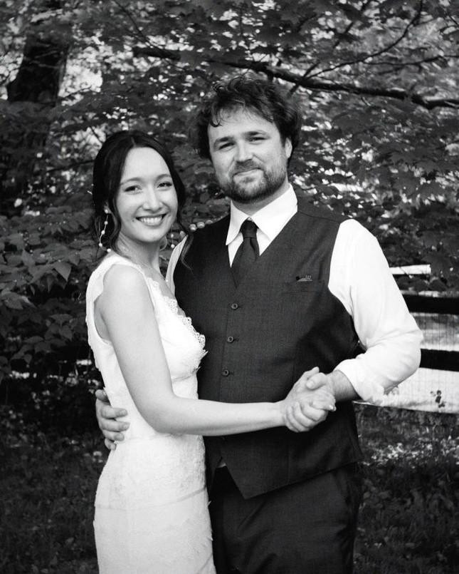 Lễ cưới Anna Trương và hôn phu Eric Derwallis diễn ra cách đây vài ngày tại Mỹ. Lễ cưới Anna Trương và hôn phu Eric Derwallis diễn ra cách đây vài ngày tại Mỹ.