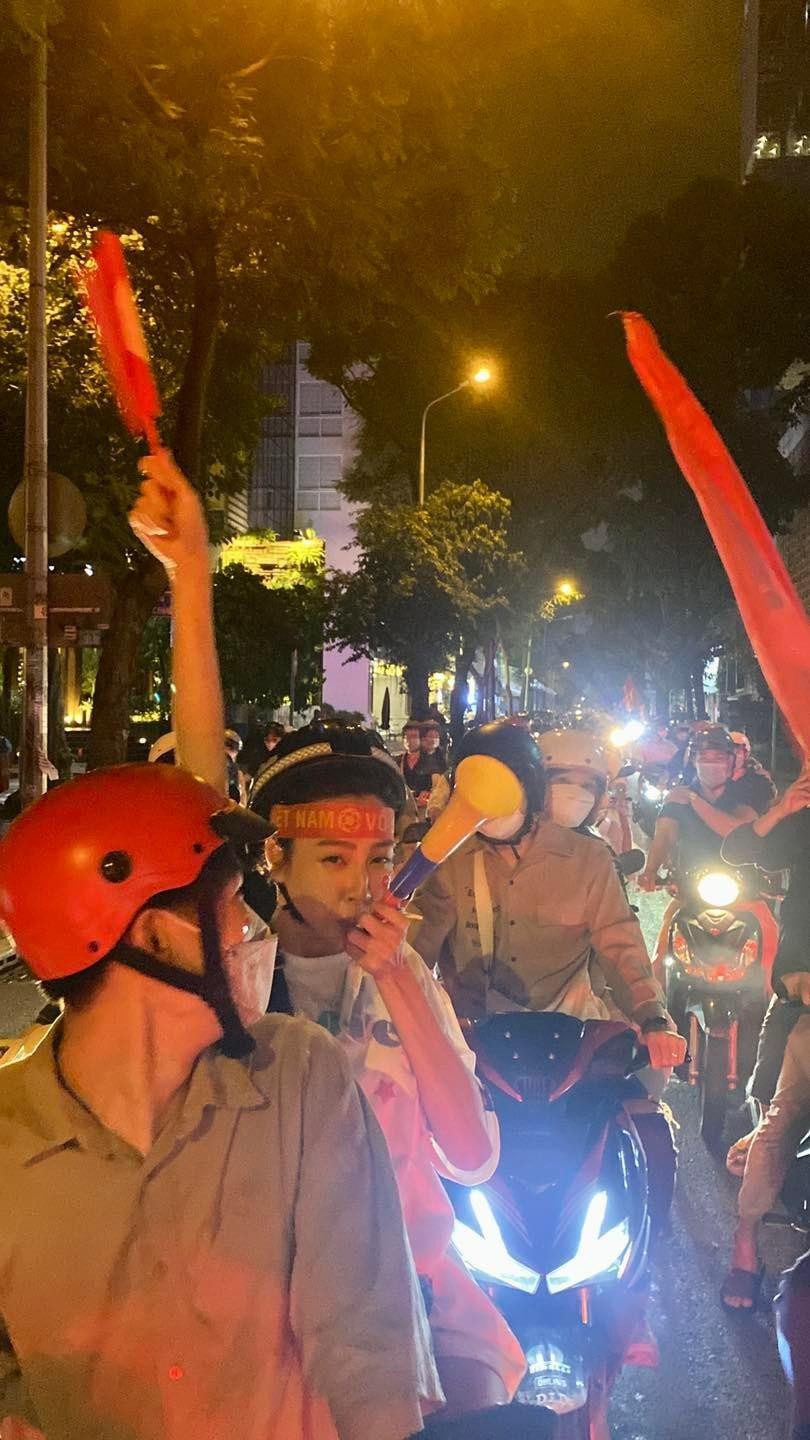 Hoa hậu Thuỳ Tiên mặc áo phông giản dị hoà vào dòng người đi "bão".