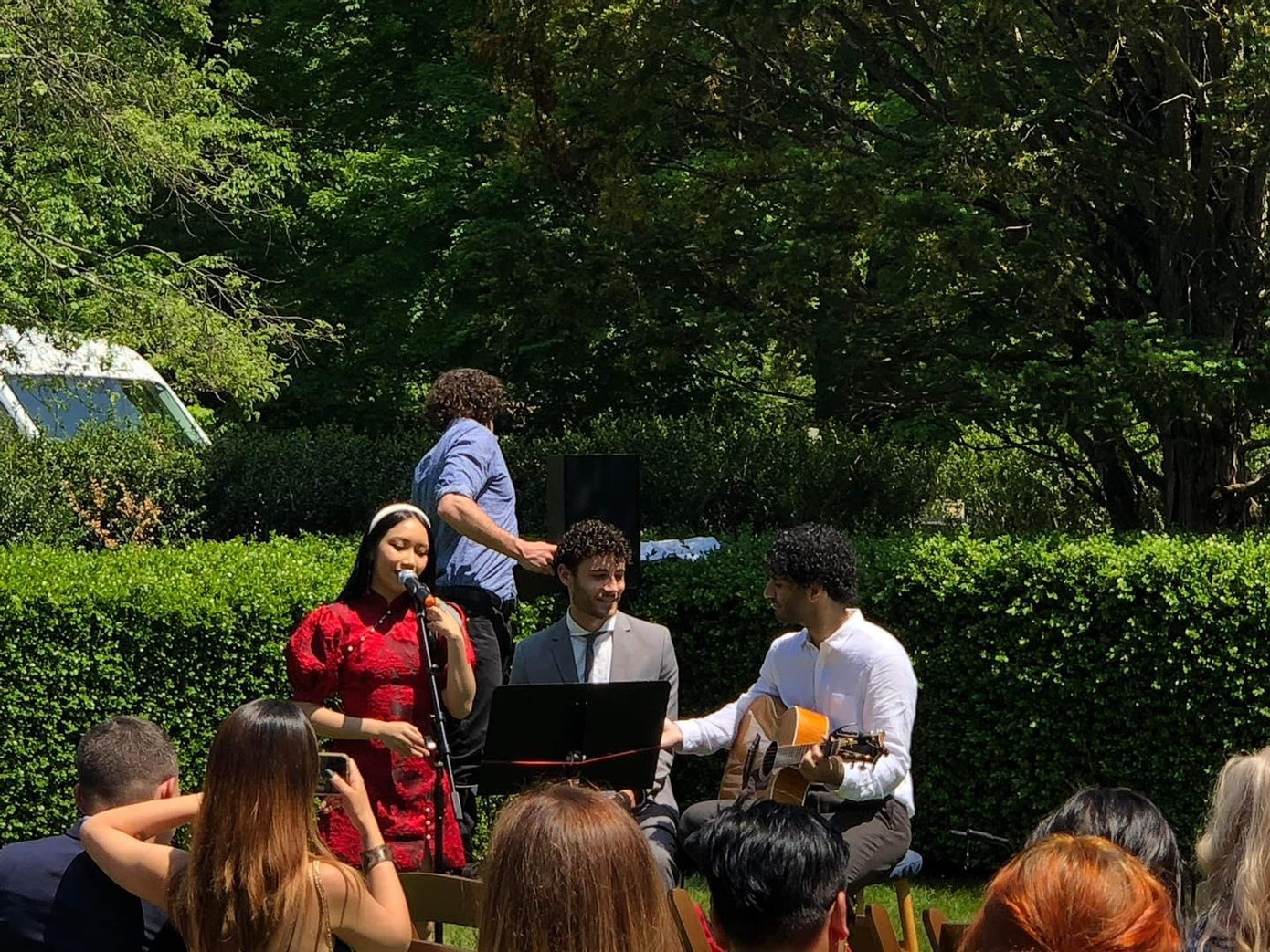 Con gái út của Mỹ Linh- ca sĩ Mỹ Anh- hát trong đám cưới chị. Con gái út của Mỹ Linh- ca sĩ Mỹ Anh- hát trong đám cưới chị.