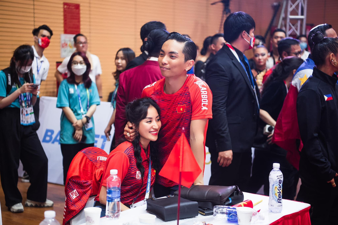 Chuyện tình lệch tuổi của Khánh Thi và Phan Hiển từng gây khá nhiều tranh cãi. Phan Hiển là học trò của Khánh Thi, kém cô 11 tuổi. Dù yêu, chung sống cùng nhau 13 năm và có 2 bé dễ thương nhưng Khánh Thi- Phan Hiển chưa tổ chức đám cưới. Chuyện tình lệch tuổi của Khánh Thi và Phan Hiển từng gây khá nhiều tranh cãi. Phan Hiển là học trò của Khánh Thi, kém cô 11 tuổi. Dù yêu, chung sống cùng nhau 13 năm và có 2 bé dễ thương nhưng Khánh Thi- Phan Hiển chưa tổ chức đám cưới.