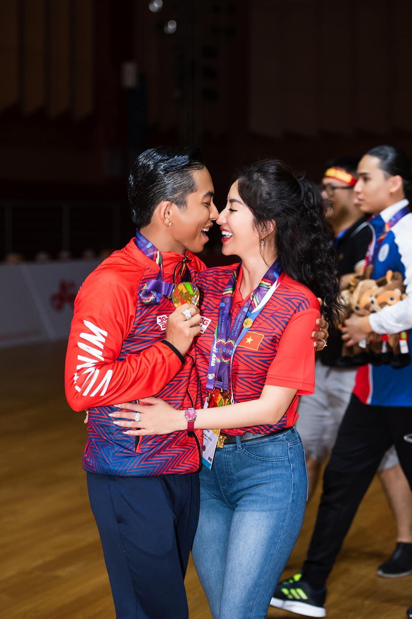Tại kỳ SEA Games năm nay, Khánh Thi giữ vai trò HLV trưởng của đội tuyển dancesport Việt Nam bên cạnh kiện tướng Chí Anh. Tại kỳ SEA Games năm nay, Khánh Thi giữ vai trò HLV trưởng của đội tuyển dancesport Việt Nam bên cạnh kiện tướng Chí Anh.