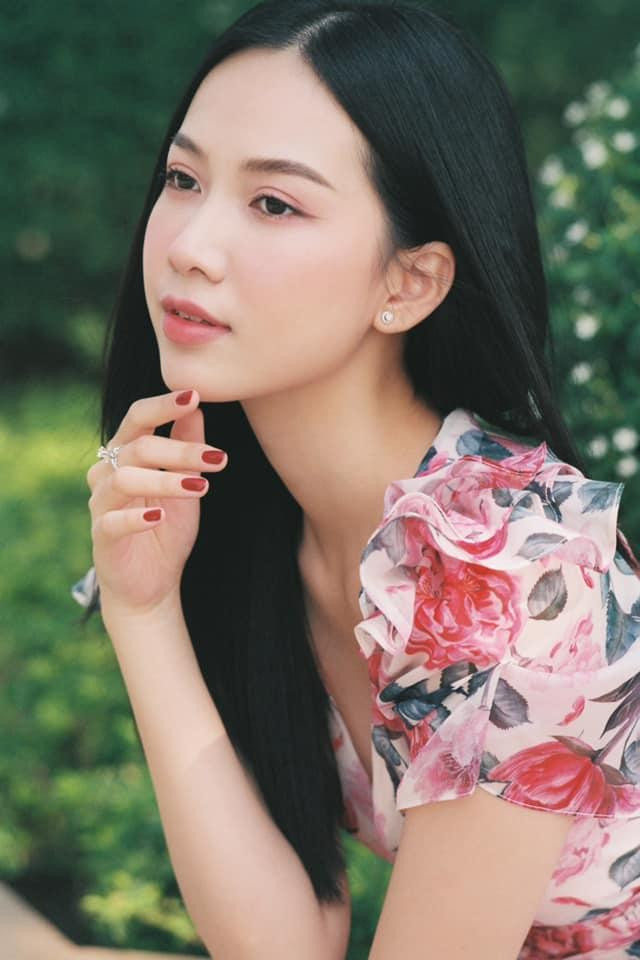 Tuy nhiên, cô nàng quyết định lên xe hoa ở tuổi 22, khép lại giấc mơ vương miện. Tuy nhiên, cô nàng quyết định lên xe hoa ở tuổi 22, khép lại giấc mơ vương miện.